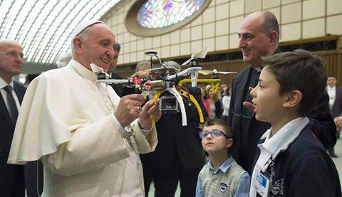 fmdigitale's tweet image. Il progetto #MakingDrones al #GJC2015 goo.gl/ucfsft @Fiammetta_FMD intervista Fabrizio Olati @Pontifex_it