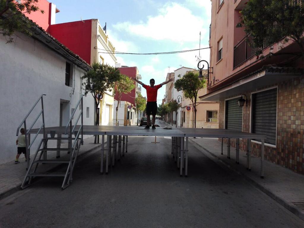 AlMorzhar's tweet photo. Gràcies a l' @Ajuntaldaia ja tenim quasi montat l'escenari per a aquesta nit http://t.co/83mjDEiL5Q