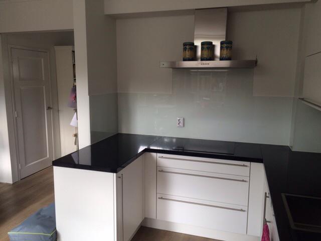 hoekstraglas's tweet photo. Mooi werk!! Moderne, strakke keuken vv wit gekleurde glazen keukenachterwand http://t.co/zMRDIksahH