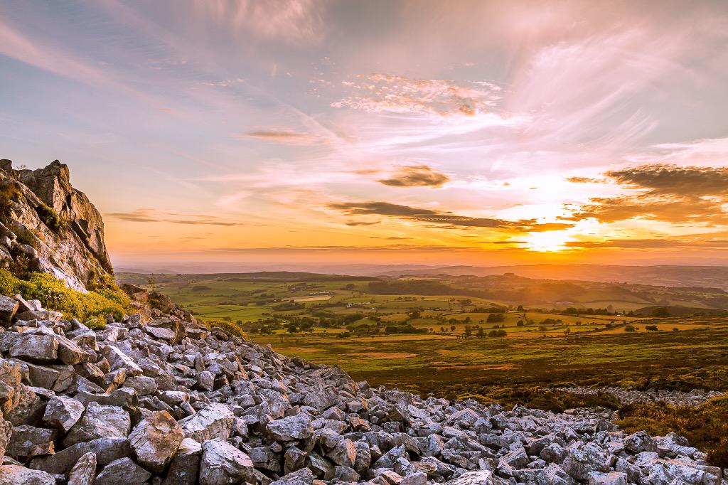 jhricketts1's tweet photo. Sunset last night - Taken from #Stiperstone #Shropshire 🌄 @ShropshireStar http://t.co/RUzyOUQWMS