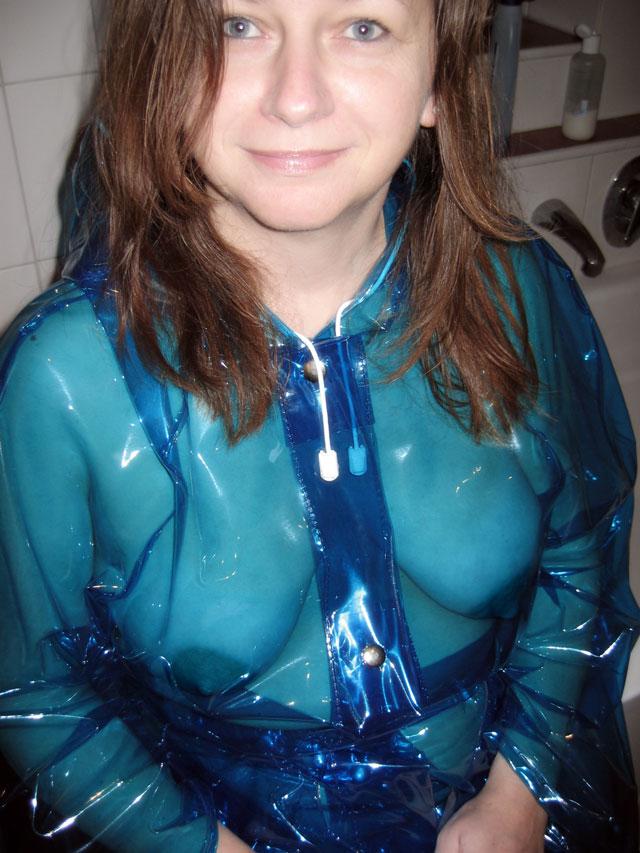 X 上的KEMO-Cyberfashion：「PIC of the day #mature with saggy #boobs in a PVC  #raincoat #bdsm #amateurmodel #regenmantel  / X