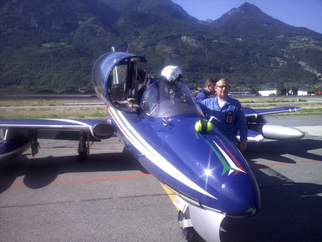 bastrentaz's tweet photo. #Freccetricolori ad Aosta per manifestazione sul Cervino. La fortuna di essere in aeroporto e curiosare da vicino http://t.co/TSlh6J6zaY