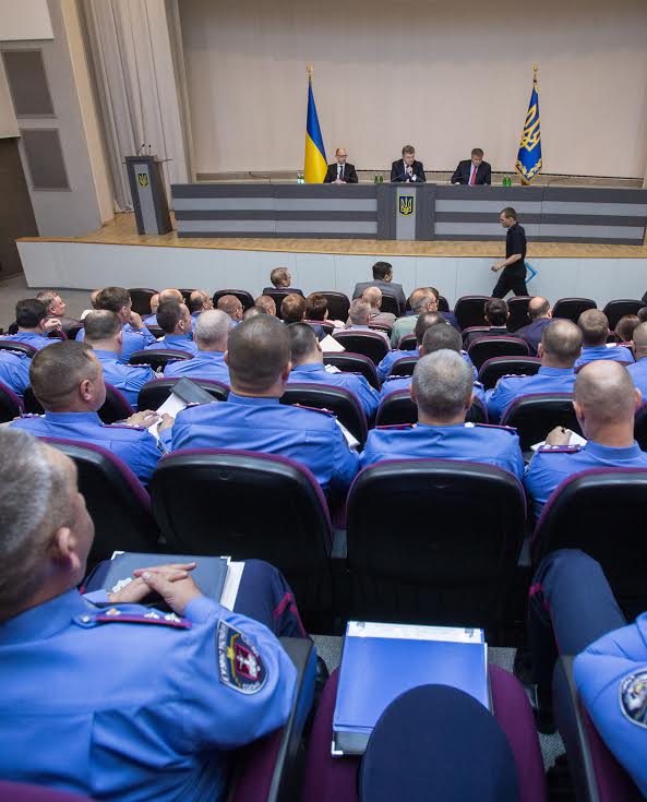 APUkraine's tweet image. Індикатором реформи МВС має стати довіра та позитивне ставлення громадян – Президент bit.ly/1JYytFs