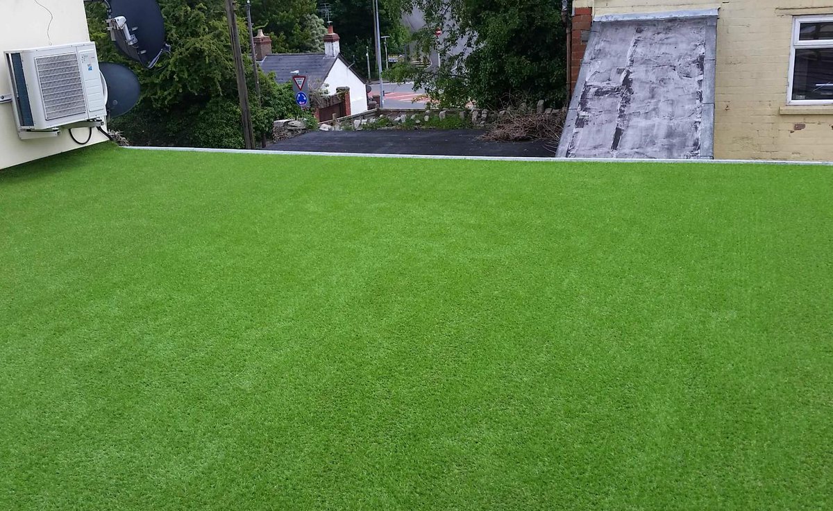 Here's another great example of our #artificial #grass range! Looks a lot better than boring #decking ;)