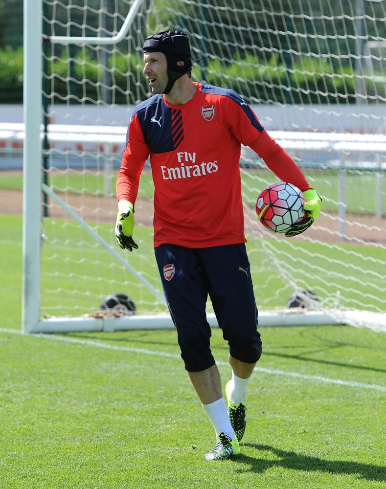 _23Football's tweet photo. Great to see Cech in his first Arsenal training session! #COYG #Cech #ClassKeeper http://t.co/GXIjI2yJRp