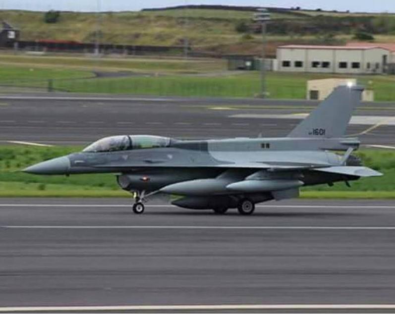 اول مقاتله عراقيه نوع F-16 تغادر اريزونا الى العراق  CJj2_1gWsAAWovI