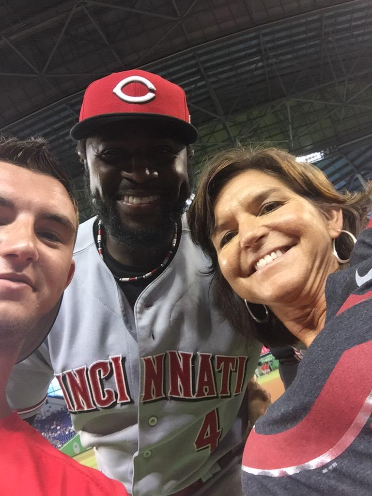 lhredsfan's tweet photo. @DatDudeBP nice meeting you - thanks for the pic http://t.co/4U4glZSvhR