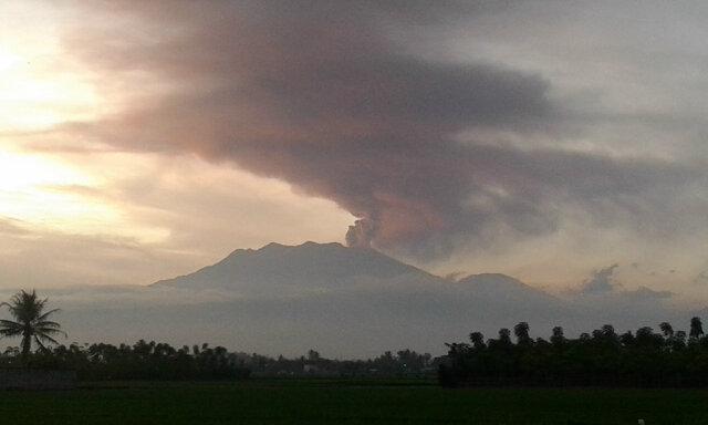 republik_sangar's tweet photo. #raungmeraung hujan abu vulkanik sudah sampai kec. Genteng , Banyuwangi || 10 07 2015 . #prayforraung http://t.co/YdeCZWZMfh