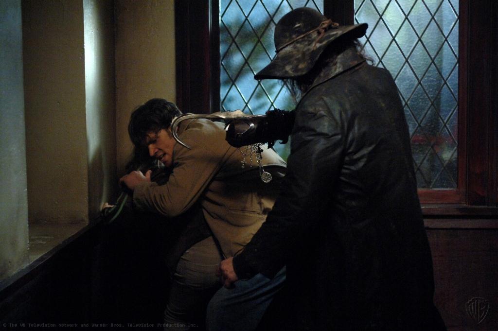 stacyamiller85's tweet image. #TNTrewatch #Supernatural Sam protects Lori from the #Hookman