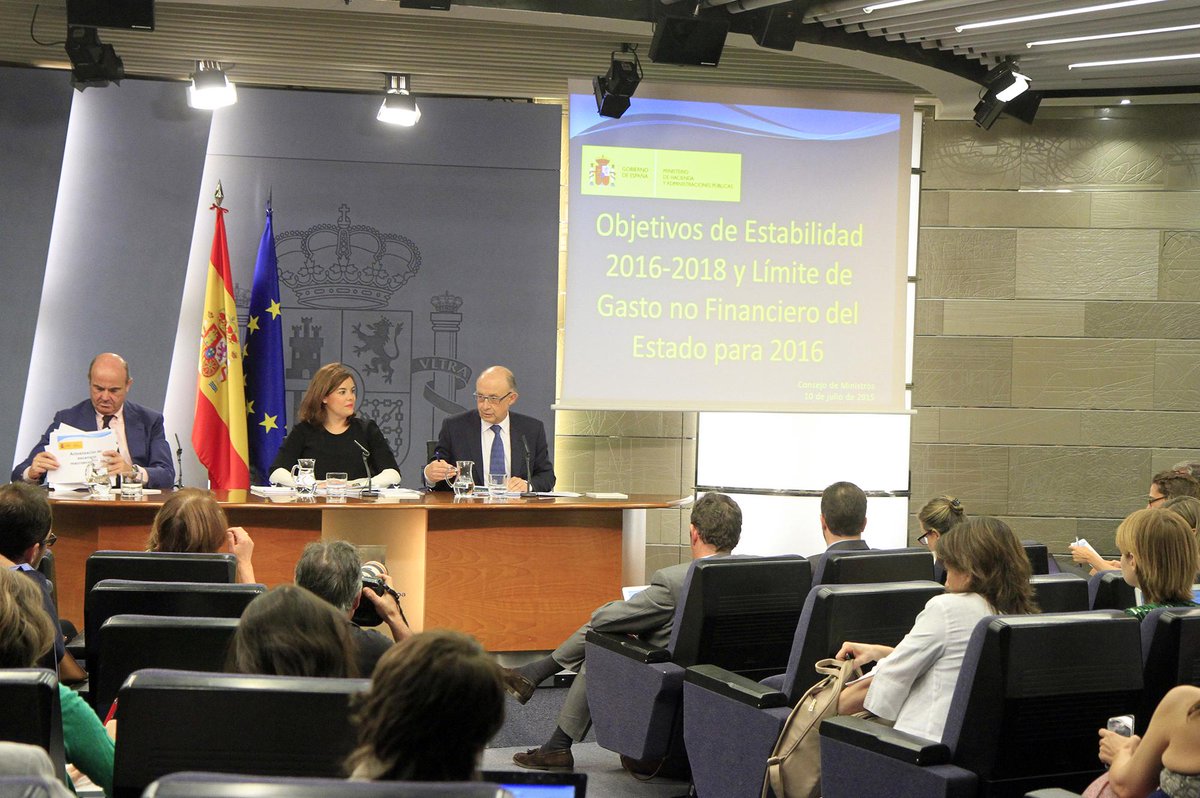 desdelamoncloa's tweet photo. #CMin Referencia con acuerdos del Consejo de Ministros: #RebajaIRPF #Cuadromacro #TechoGasto http://t.co/EhHqtKLCCv http://t.co/FgTtnGLwdl