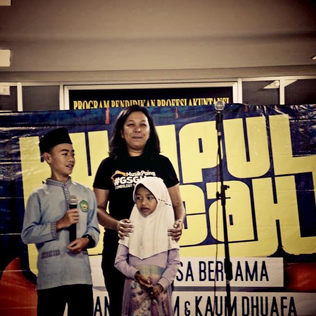 buketu <a href="/monshrivat/">Ira Hutabarat</a> menutup acara #MusikPuing #kumpulbocah bersama adik Maman dan adik Risma. terima kasih adik-adik.