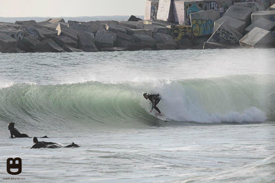 DavidGimenoA's tweet photo. En Barcelona también se disfruta del surf 

http://t.co/89YlX0Ih11

v/ @Rippingmag #Surf

#DaGiA http://t.co/9n3cgYwcAM