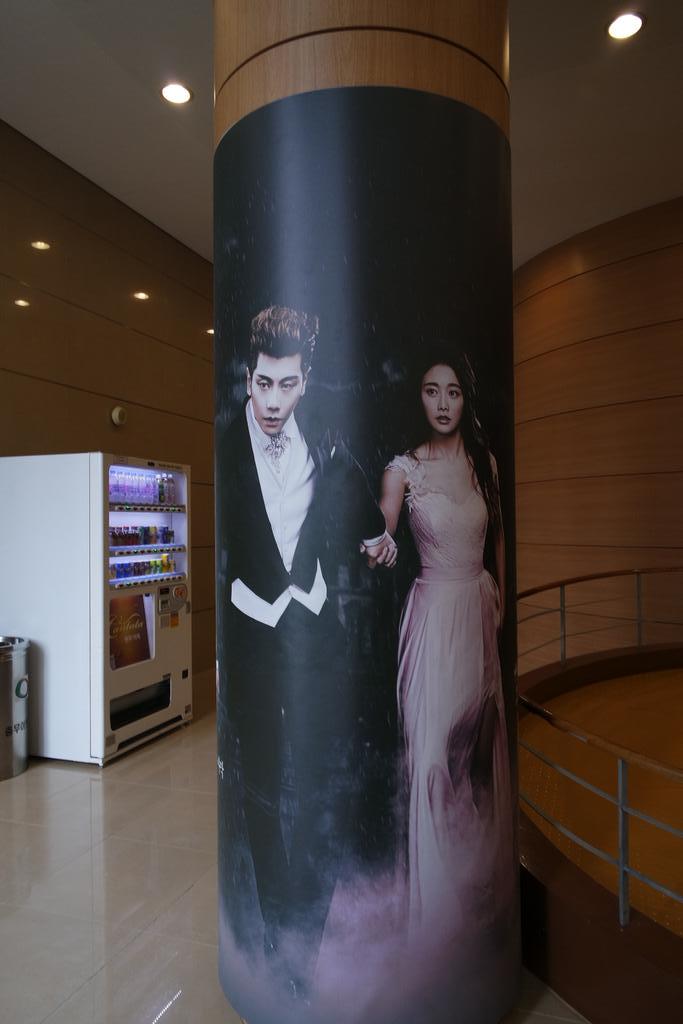 aeheeya's tweet photo. <팬텀>팬텀은 볼 때마다 좋아요. 박효신팬텀의 소름 돋는 노래와 사랑스러운 임혜영 크리스틴 보며 흐뭇했어요~^^ 2층에서 보니 새로운 게 많이 보이네요~ http://t.co/XJLUurYQ0d