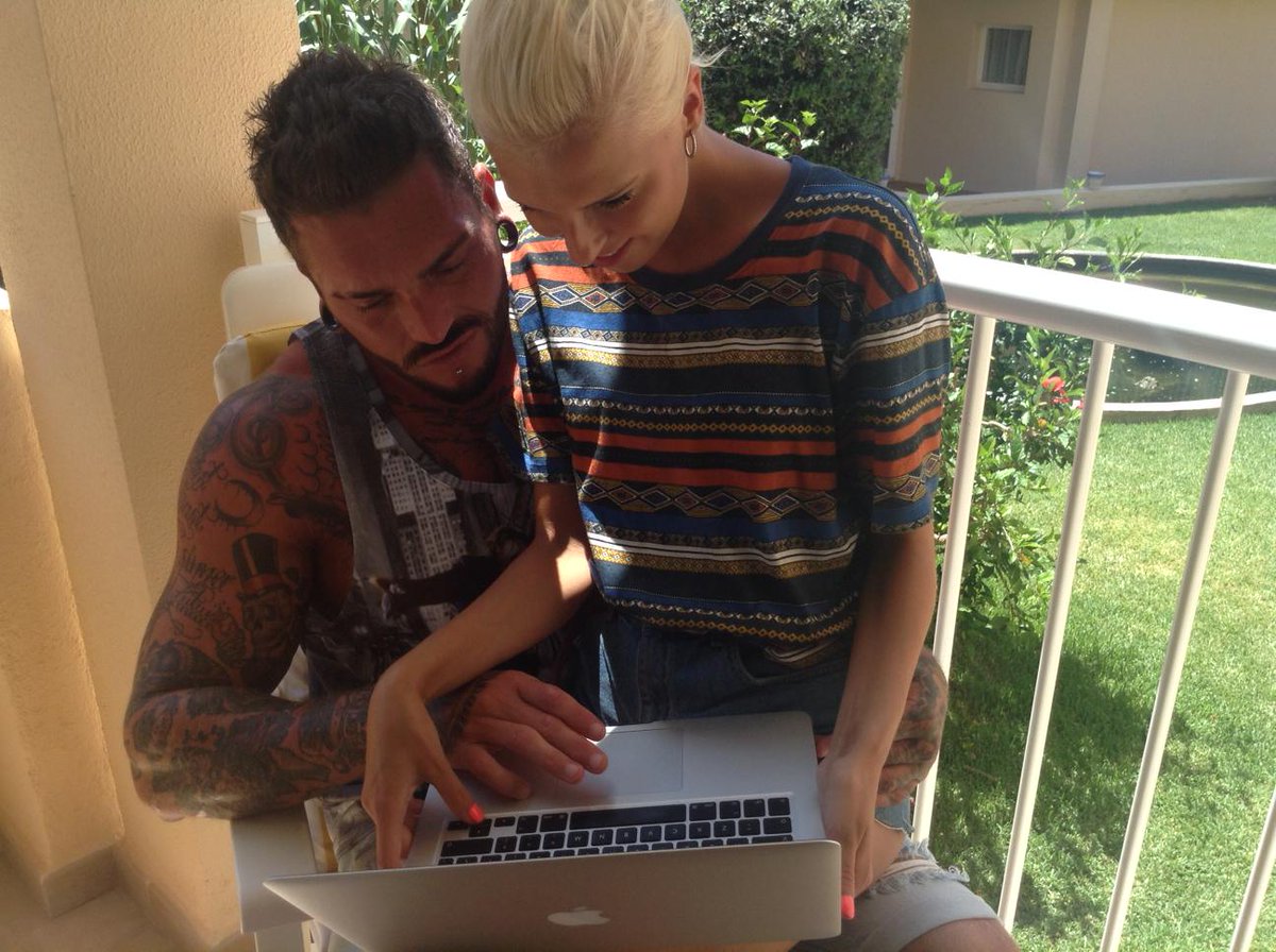 match_UK's tweet photo. Hey tweeters it’s @jordanring1983 & Zoe Basia Brown! Fire away with your Qs :) #ZULK #AsktheIslanders #LoveIsland http://t.co/xqMjvzGHeL