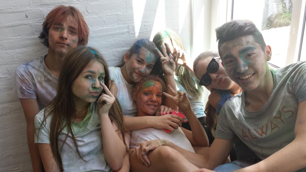 Varendoncknews's tweet photo. Kleurrijk Varendonck tijdens COLORRUN. Fantastisch einde schooljaar DC #vdcsomeren http://t.co/tKsy2KxUBO
