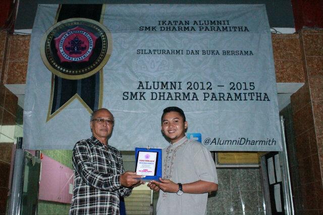 AlumniDharmith's tweet photo. Pemberian Tanda Terima kasih kepada sekolah, oleh pak ketua cc : @dwihartawan29 #DHARMAREUNITE! http://t.co/RWPDpkCleu