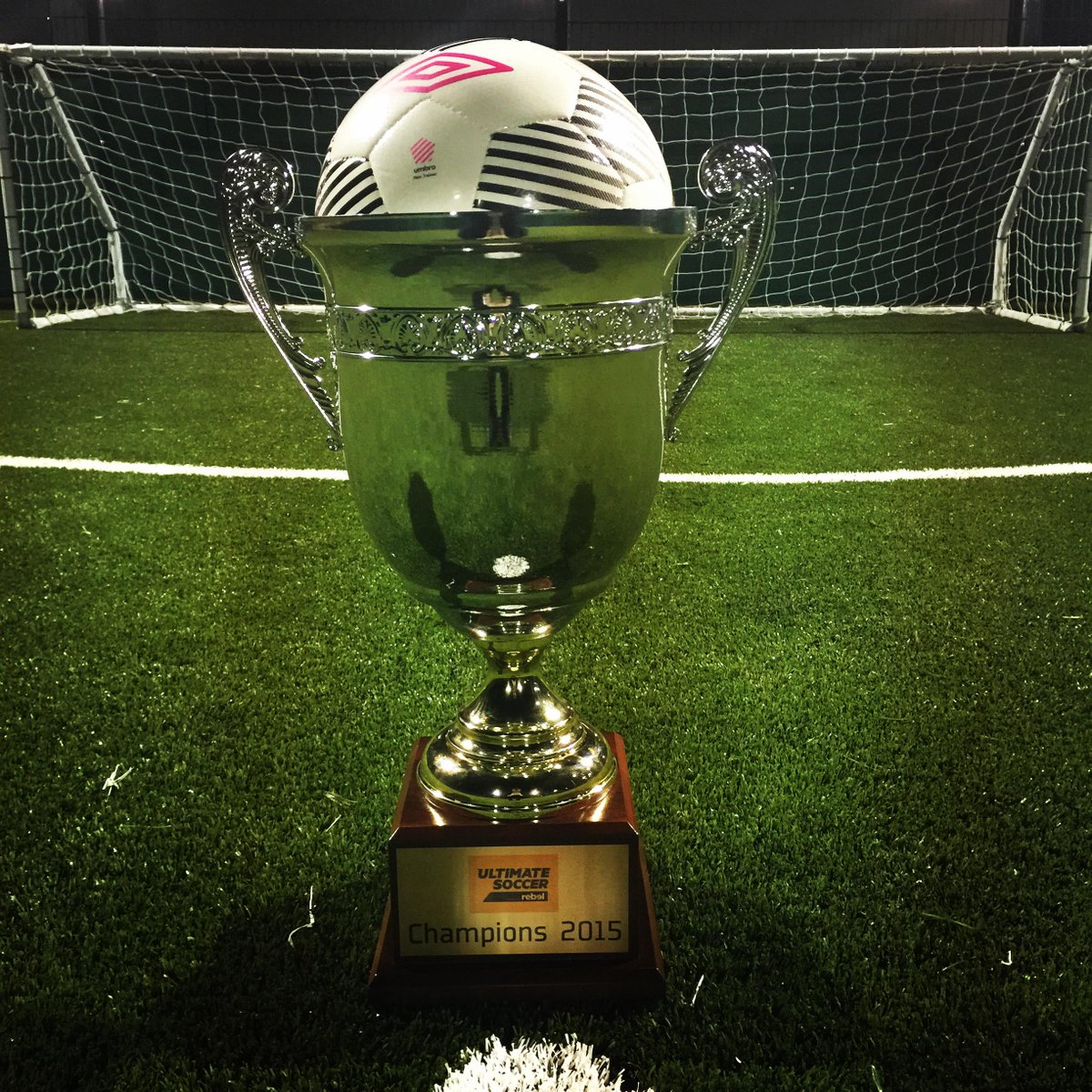 Ultimate5occer's tweet photo. We cant wait to see which team will be lifting this huge trophy and the $3,000 cash prize this Sunday 4pm! #freeentry http://t.co/lupazsE7wK