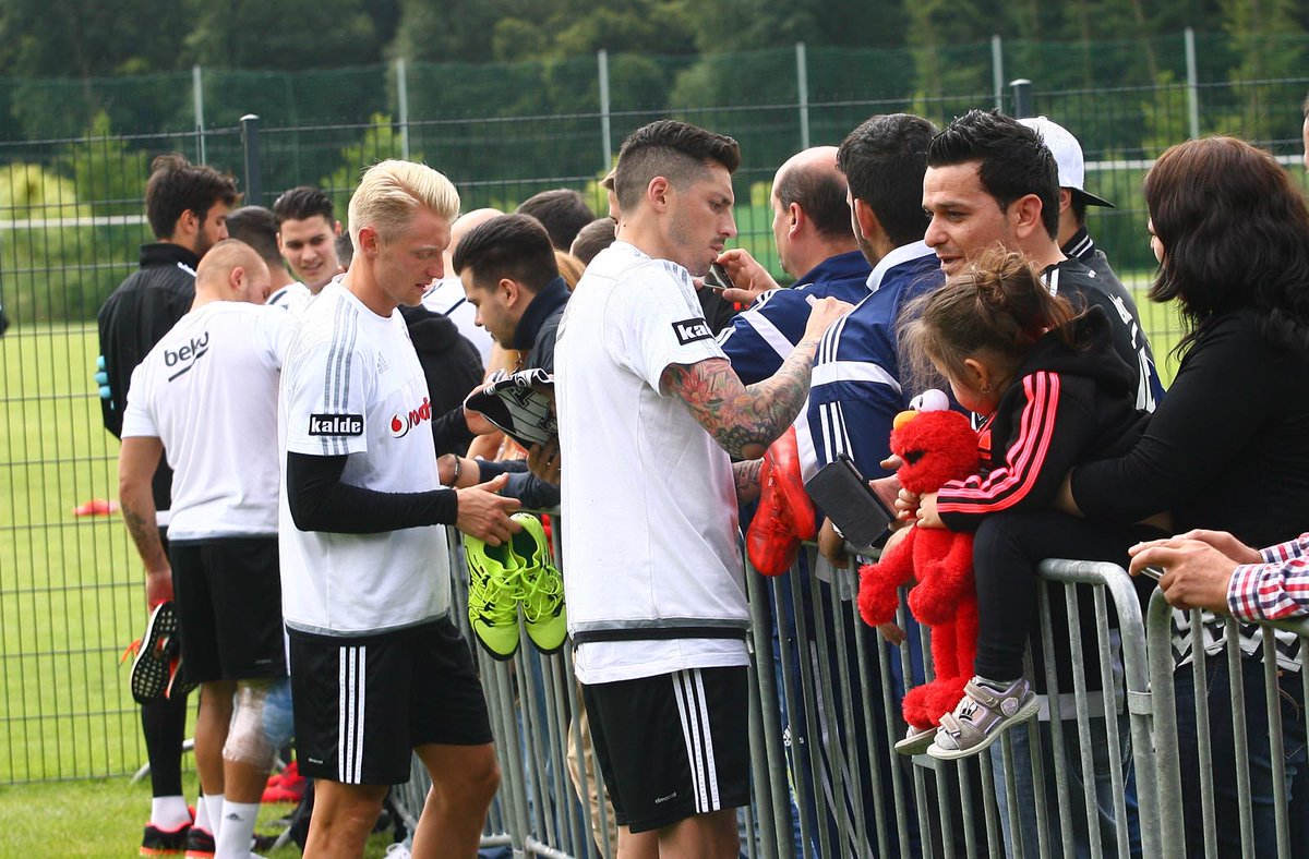 Futbolcularımız antrenman sonrası taraftarlarımıza imza dağıttı. <a href="/josesosaok/">Jose Sosa</a> <a href="/Gokhan_Tore7/">Gökhan Töre 🇹🇷</a> #Beşiktaş #football