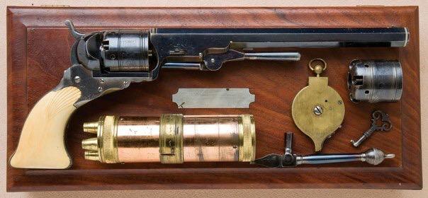 Набор из револьвера Colt Fetches 1836 года.
Цена - миллион долларов.