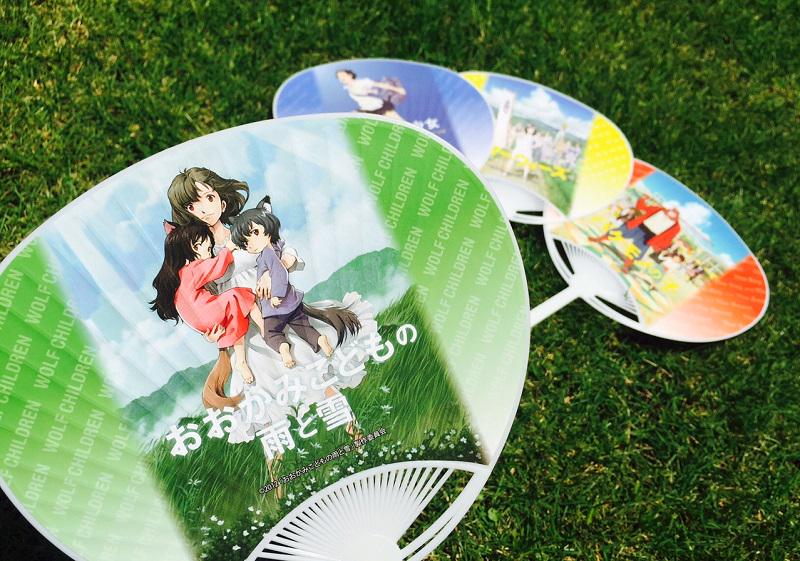 akiko_lawson's tweet image. 今日の金曜ロードショーは『おおかみこどもの雨と雪』ですね(^^) ローソンで開催している映画『バケモノの子』キャンペーンのオリジナルうちわ、 集めてみました♪ #バケモノの子 lawson.eng.mg/c0a30