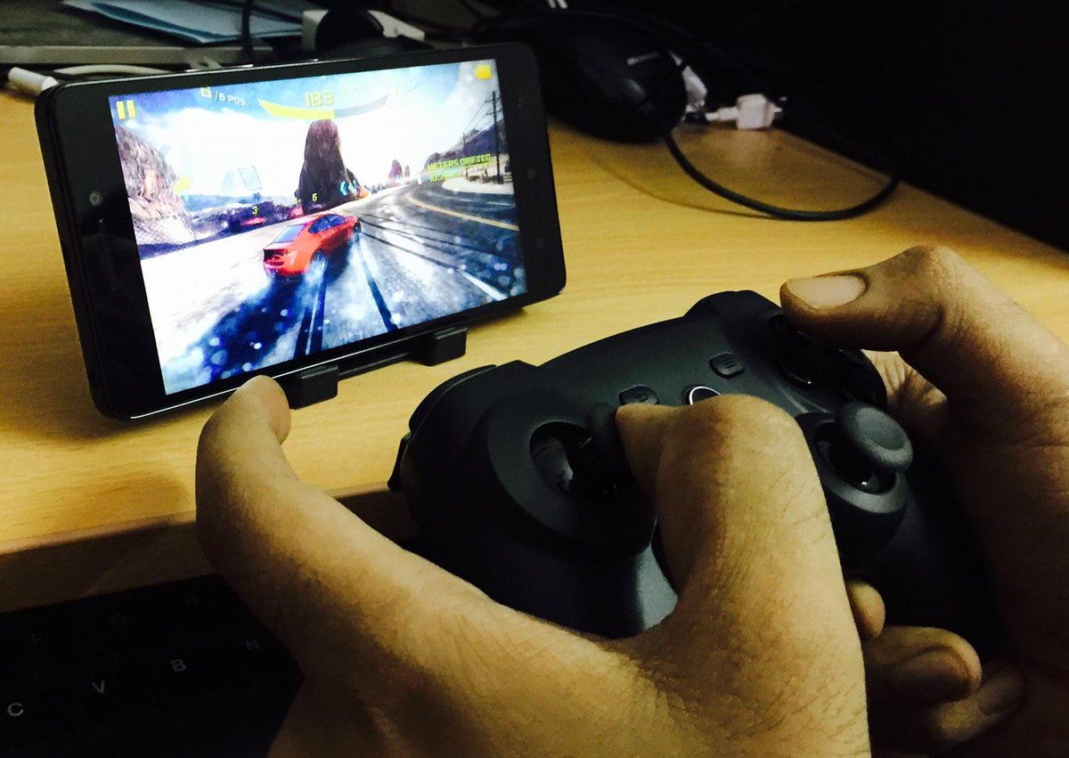 varunkrish's tweet image. Gaming on lenovo #k3note with the Xiaomi bluetooth gaming controller :D