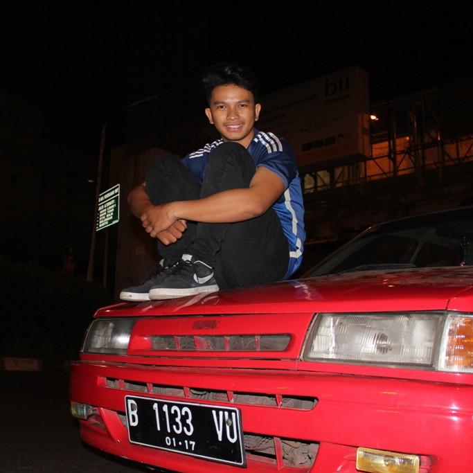 Duduk diatas mobil sendiri enak yaa #nyombongin