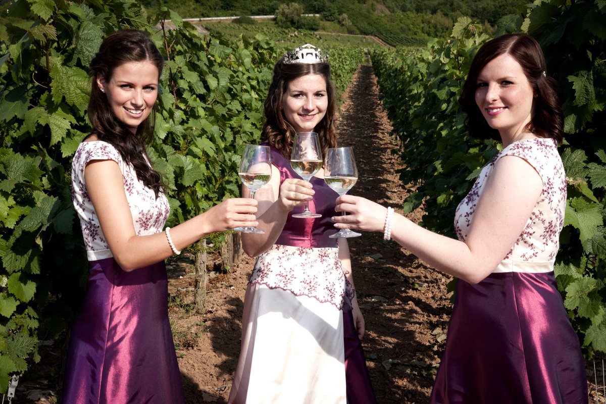 Weinfest in Bruttig-Fankel: 10.-13.07.15! Weinkönigin Lisa I. mit Prinzessinnen Laura und Linda freuen sich auf Euch!