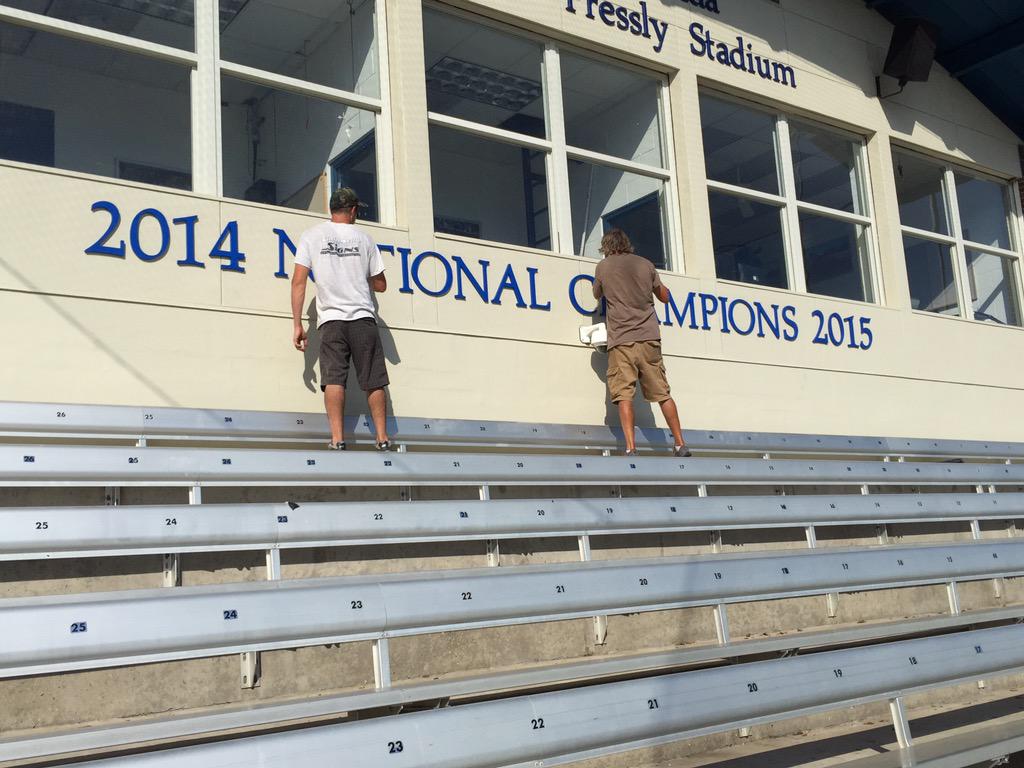 GatorsSB's tweet photo. We put the sign makers back to work this morning! #GatorsRepeat #GoGators http://t.co/8S2D0VAYGb