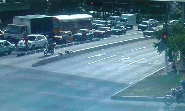 tcsnoticias's tweet photo. 0730AM Carga vehicular #Moderad en la intersección de Ranco Navarra y Crr. a Comlapa en ambos sentidos @PNC_SV http://t.co/Mwg13tA5xP