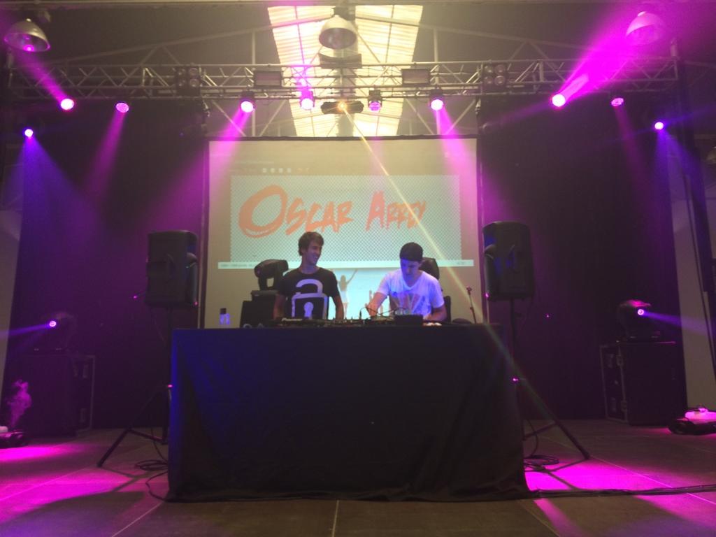 BusinessHUBTorr's tweet photo. Buena musica durante todo el día!  @DonBaboon #Torrelavega #Fieston #estapasando http://t.co/qMMtztew4c