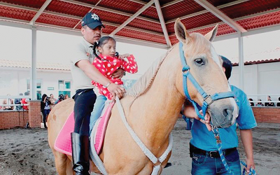CapitalEdomex's tweet photo. Inauguran caballerizas de Equinoterapia en apoyo a discapacitados #UNIMEQ @DIFTOLUCA http://t.co/rgg2y3JHqg http://t.co/nfPu1V3ybP