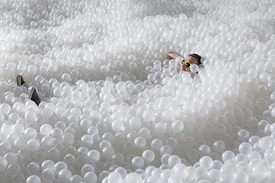 AshAndHerGhosts's tweet photo. ชายหาดลูกบอลพลาสติก ที่ The National Building Museum ในวอชิงตัน มีลูกบอลเป็นล้านๆลูก และลูกบอลเหล่านี้นำไปรีไซเคิลได้ http://t.co/cSujOfJl2M