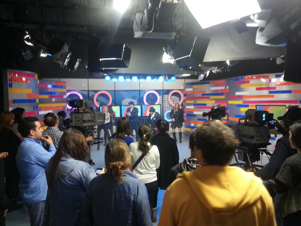 DiaPerfecto12's tweet photo. Así estamos en el estudio, bailando con Bola 8 y Josema Giménez http://t.co/C1eTuWVMw5