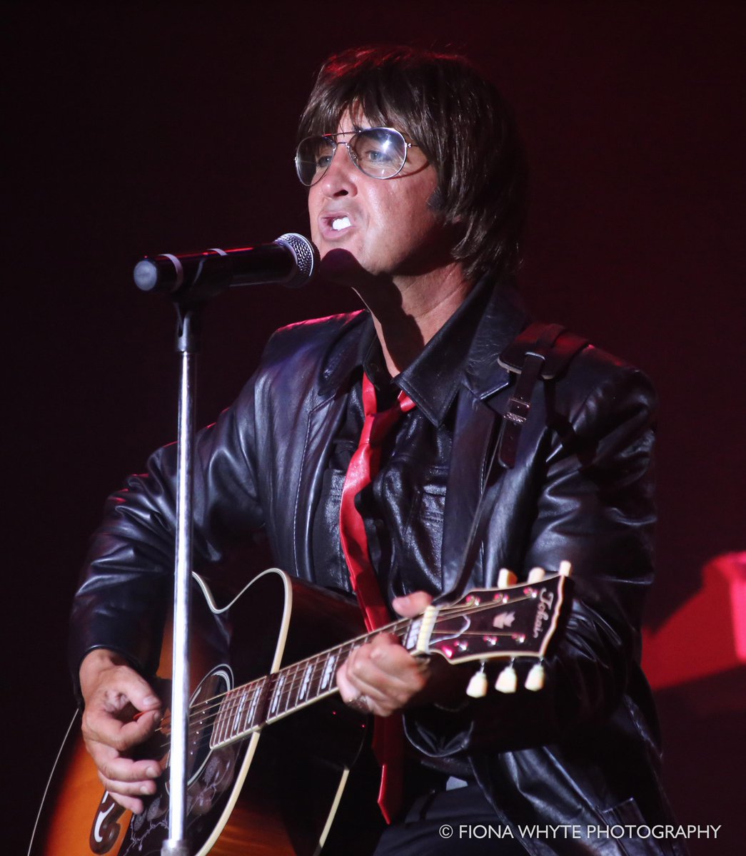 fionawhytepics's tweet photo. Wishing the boys #wesayyeah a great show tonight in #bedworth #civichall @ShadowsTribute @LeeRestarick #cliffrichard http://t.co/IqOHuk8tvV