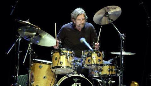 Robotbongo's tweet image. Når du har gleda deg til å spille Paradise City, men skjønner du burde hatt med noen på gitar, bass og vokal likevel