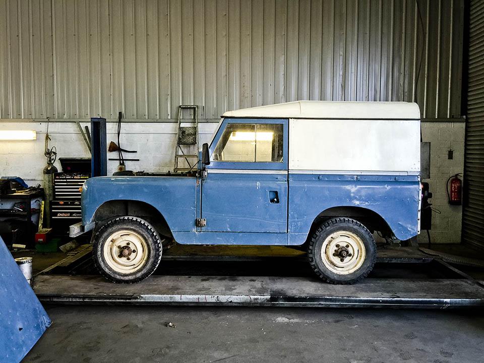 What a beautiful looking 1968 #vintagelandrover

In for new steering, MOT and service

@landrover