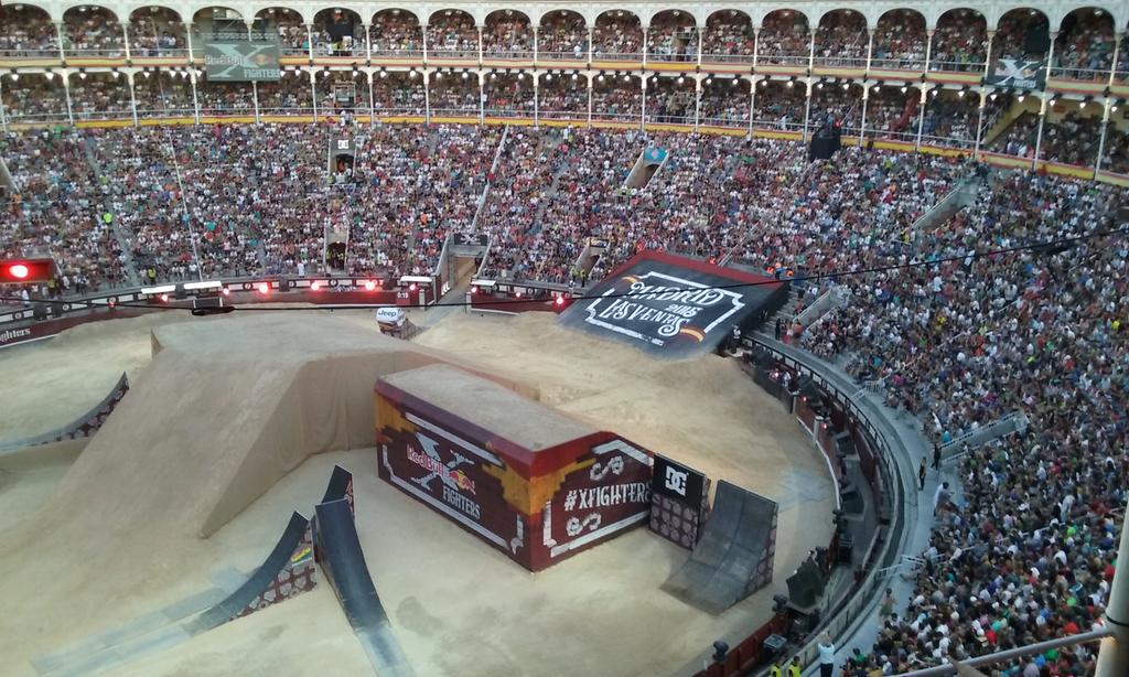 davidcaba11's tweet photo. A disfrutar en el Red Bull #XFighters de Madrid con buena compañía @Lore_galaktica @Oscar7Martin @lauraparedes27 http://t.co/dE387NCv2B