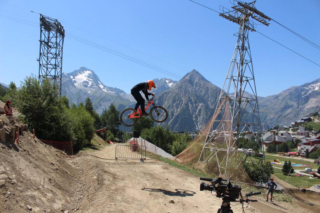 oscarmedinamtb's tweet photo. #eurotrip2015 #crankworx #speedandstyle @zenithbicycles @cascosNaranjasX @bikex @stgbikes @lvloStudio @zettz_ http://t.co/DzgR0TmI5Z