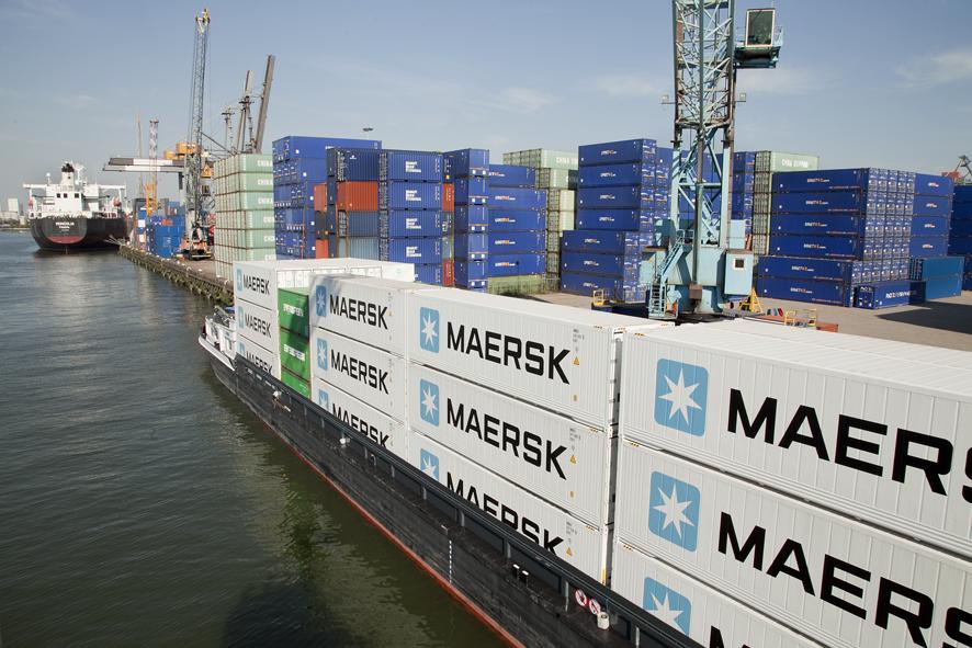 mainportservice's tweet photo. Vandaag 94 splinter nieuwe Maersk reefers gelost. Nog zo mooi gaaf en hagelwit! #reefers #koelcontainers #maersk http://t.co/bpqitZ18Sz