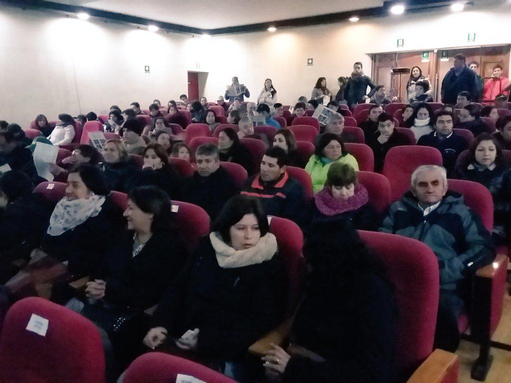 DPPCurico's tweet photo. Gob @Cribravoc encabeza la entrega de 126 subsidios PPPF de @minvumaule a 6 comités de la comuna de #Molina http://t.co/s4DIgoupNW