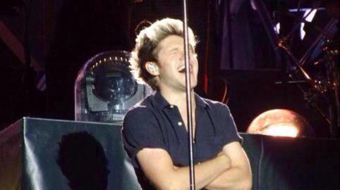 leeenzyy's tweet photo. BUT NIALL'S REACTION AFTER HARRY FALLING IS PRICELESS.
 
#OhNoHarry http://t.co/elMtbUaWUf