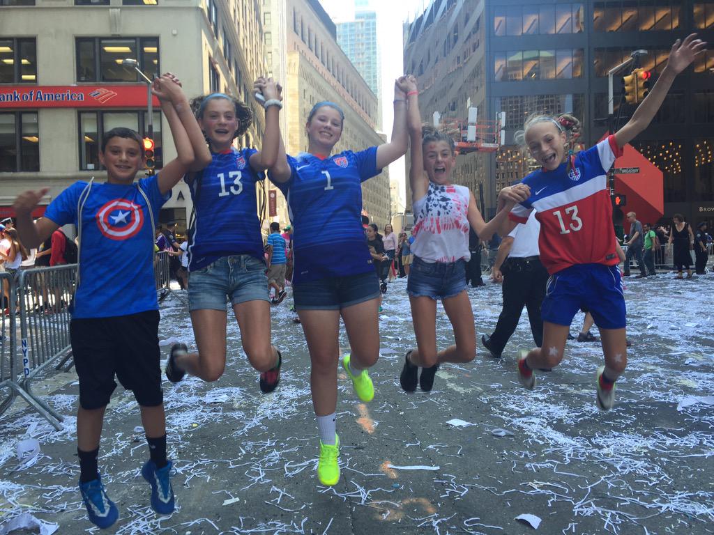 Felicidades dicen estos jóvenes de Long Island 🎉🎊🇺🇸 #usawnt #nycparade #nyc