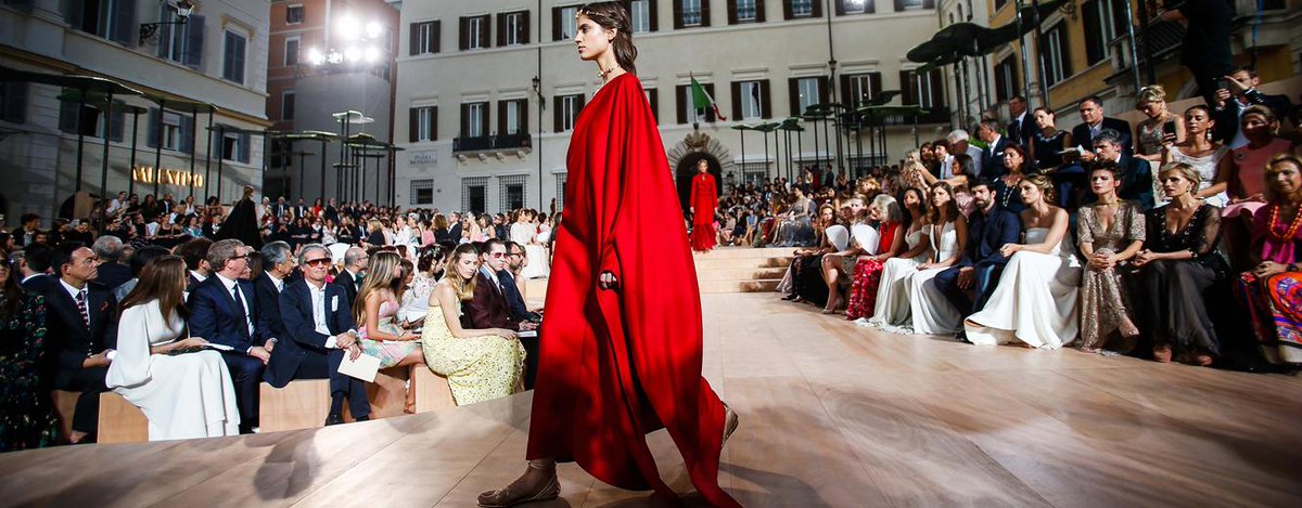 VogueRunway's tweet photo. All the photos from the Valentino Fall 2015 Couture show: http://t.co/Xpxv0fA8AJ http://t.co/i2UdXpr9Es