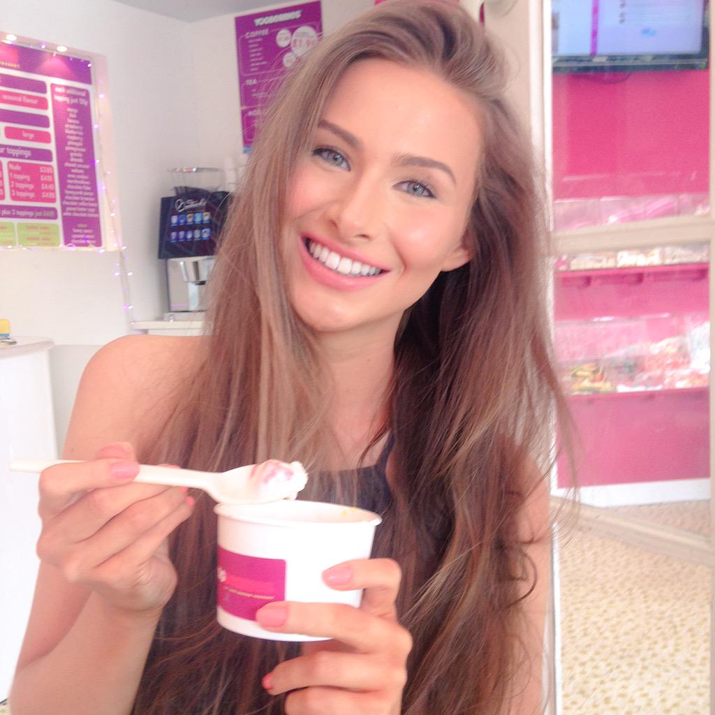 KateH_97's tweet image. Leo loving her yogberries #tweetmypot @Yogberries