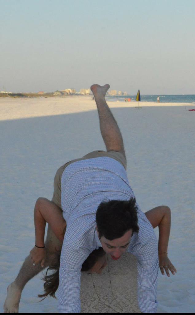 olivemoye's tweet photo. When you and your bf are trying to take cute beach pictures and then........ @Stephen_Britton http://t.co/rY7NuGFvKc