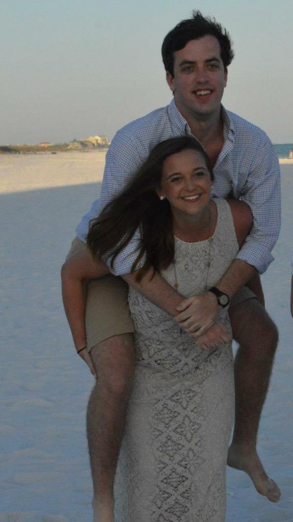 olivemoye's tweet photo. When you and your bf are trying to take cute beach pictures and then........ @Stephen_Britton http://t.co/rY7NuGFvKc