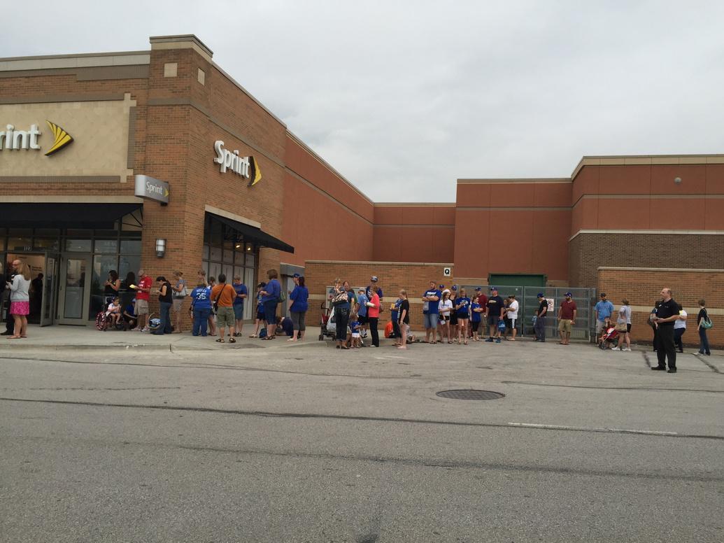 whitkinsinger's tweet photo. Lining up for Jeremy Guthrie!!  @NKCFAMILY @j8o8e8 @SprintCentral @heatherlilapple http://t.co/ioCsk9WRPv