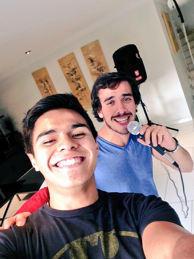 AmbaraMusic's tweet photo. 🎤 Gil el vocalista. 😎 #Ambara #music #singer http://t.co/33B8BzM1x6