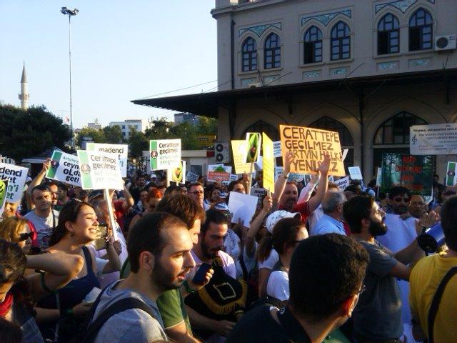 kuzeyormanlari's tweet photo. #YaşamiSavun'anlar rihtimda:"Katil sirketArtvin'iterket" "Diren #Artvin,İstanbul seninle"#ArtvindeMadeneHayır http://t.co/rGZBU15qw6