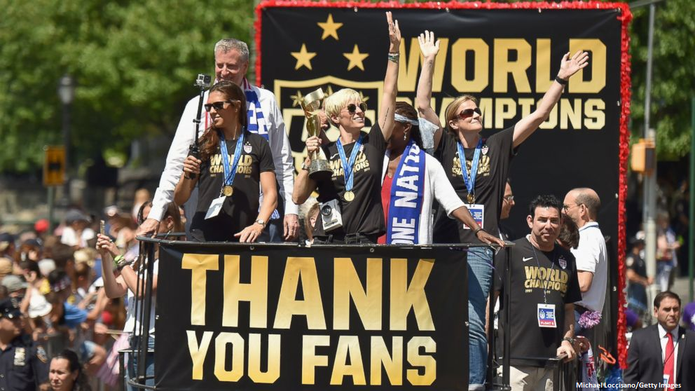 ABCWorldNews's tweet photo. US women’s soccer team rides down NYC’s ‘Canyon of Heroes’ in historic ticker-tape parade. http://t.co/9Nakf33Ovn http://t.co/MJ9HJ7yFR9